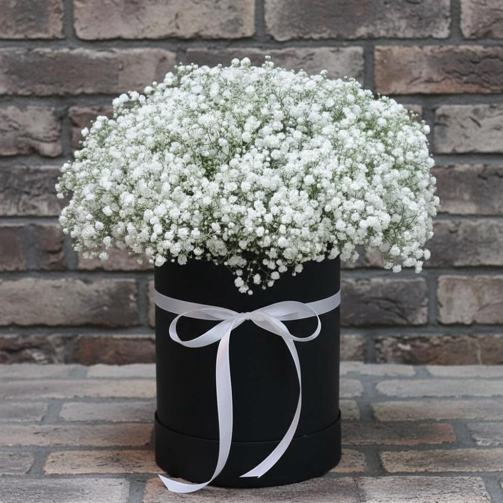 Цветочная композиция из Гипсофила в шляпной коробке в Комсомольске Кемеровской области