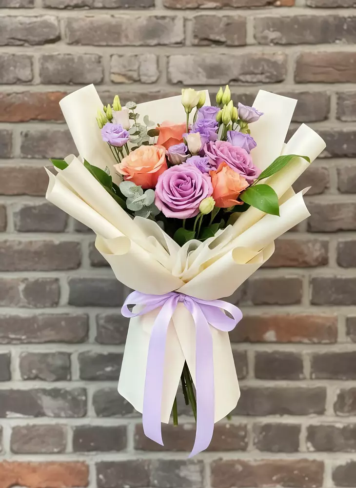 Букет цветов из: Лизиантусы и Розы в Комсомольске Кемеровской области