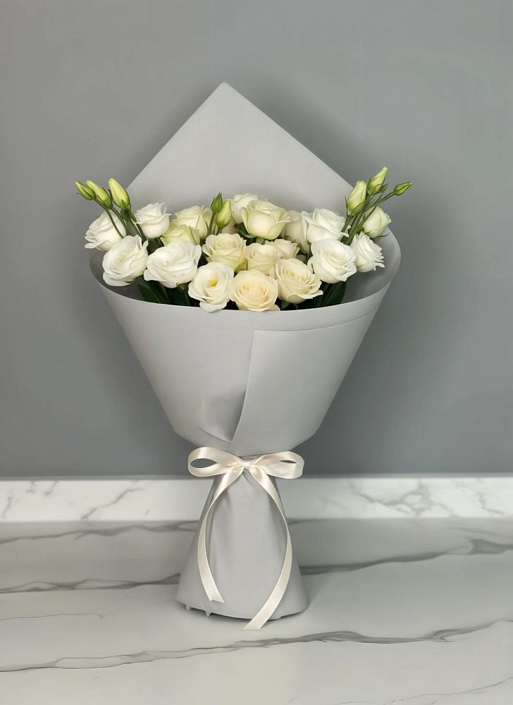 Букет цветов из: Розы и Лизиантусы в Комсомольске Кемеровской области