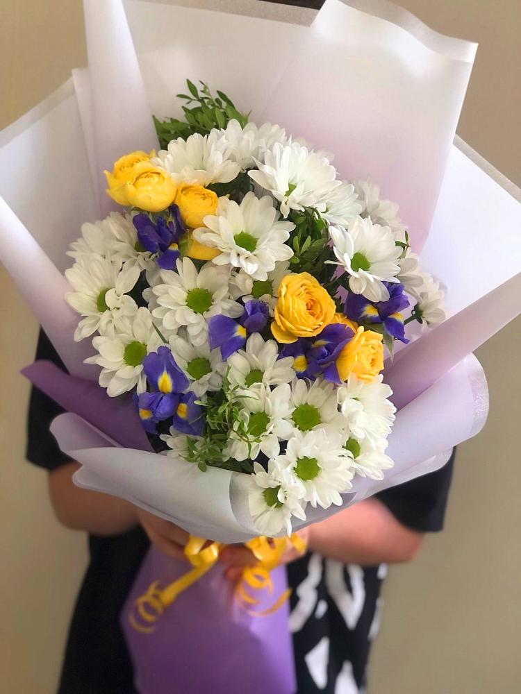 Букет цветов из: Ирисы, Хризантемы и Розы в Комсомольске Кемеровской области