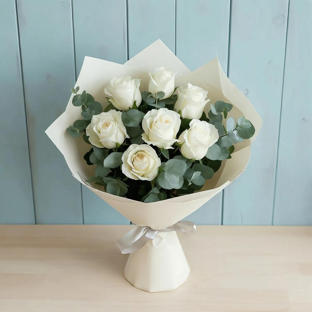 Букет Белые розы в Эвкалипте в Комсомольске Кемеровской области