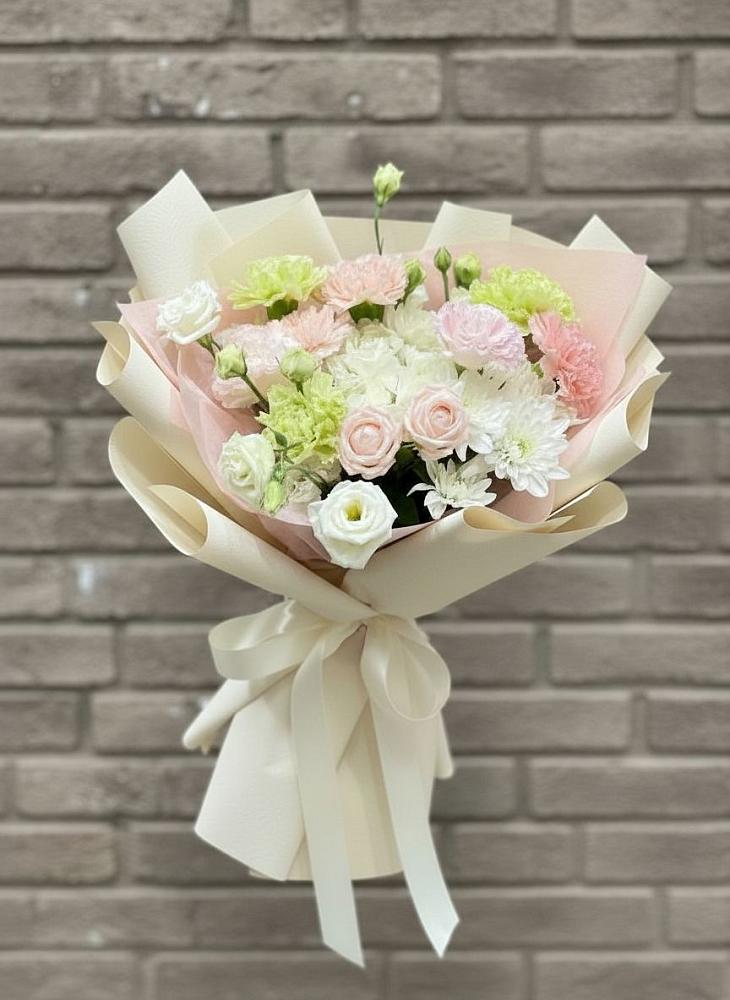 Букет цветов из: Гвоздики, Розы, Лизиантусы и Хризантемы в Комсомольске Кемеровской области