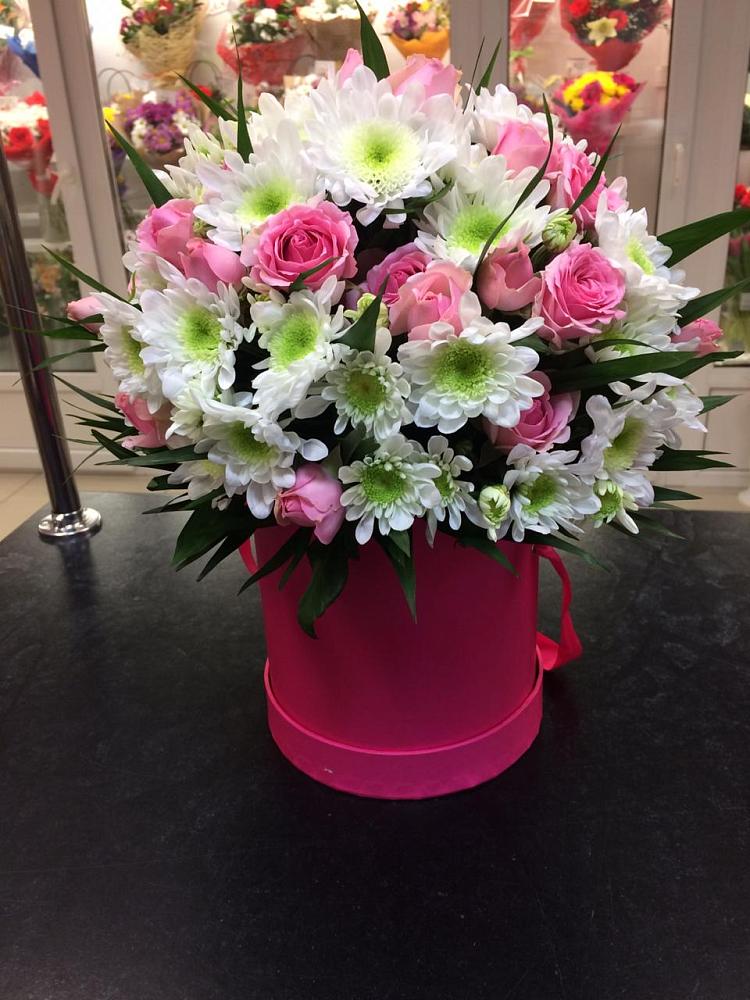 Цветочная композиция из Розы и Хризантемы в шляпной коробке в Комсомольске Кемеровской области