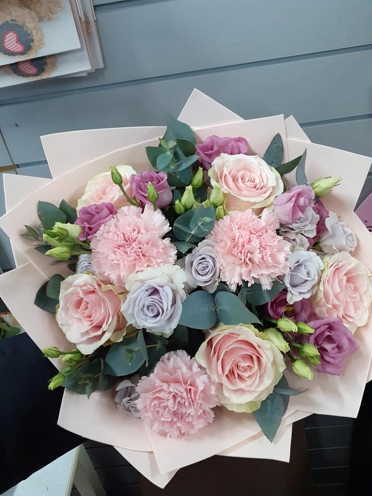 Букет цветов из: Розы, Гвоздики и Лизиантусы в Комсомольске Кемеровской области