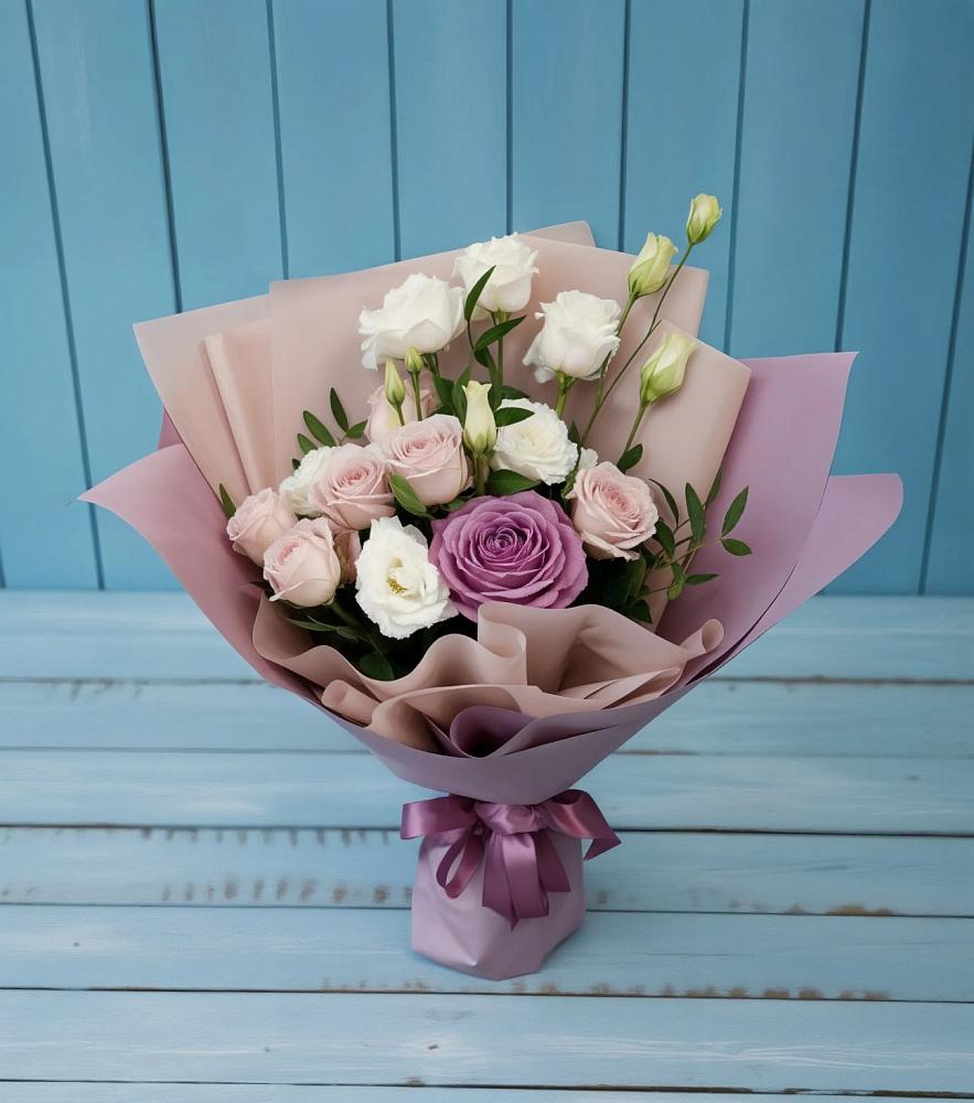 Букет цветов из: Розы и Лизиантусы в Комсомольске Кемеровской области